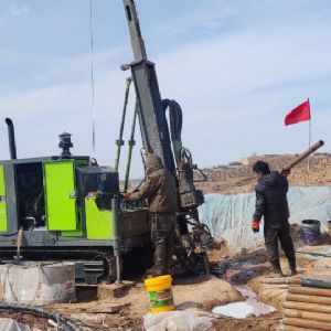 雄泰800型全液压岩芯钻机在赤峰探矿工地现场施工中
